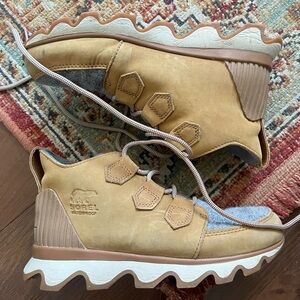 Sorel women’s Tan and Gray Lace-Up hiking Boots